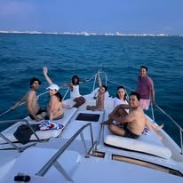 Amigos en proa del yate