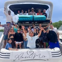 Grupo disfrutando yate en Cancún
