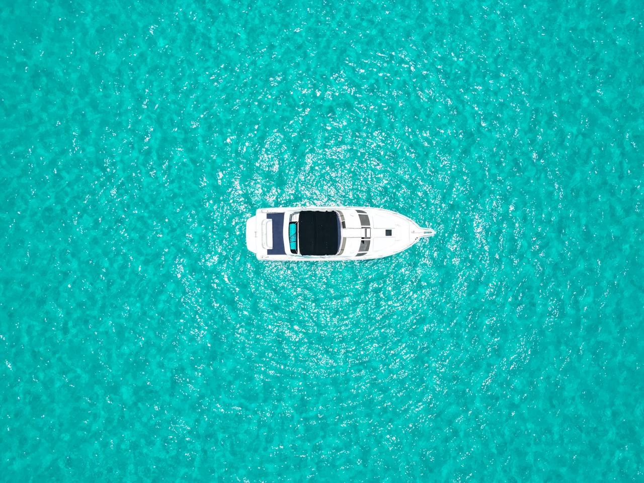 Yate en aguas turquesa de Cancún